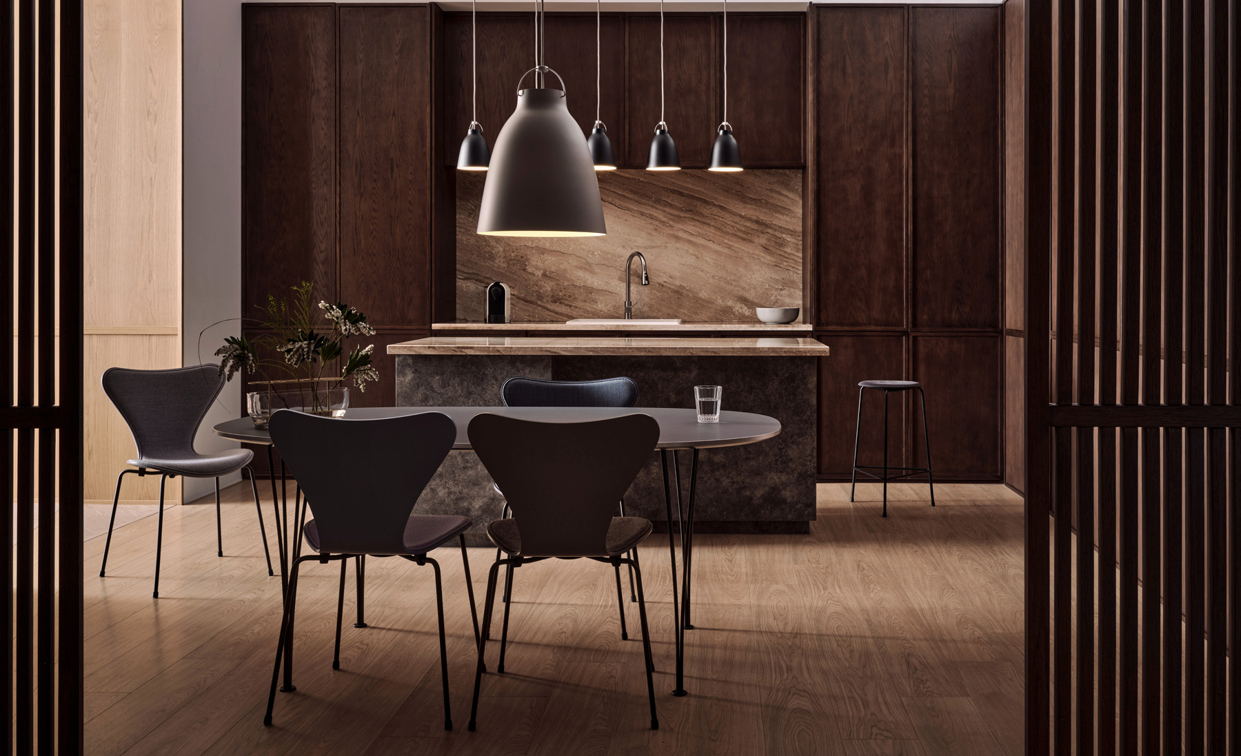 Sàn gỗ công nghiệp CASA Parquet lát kiểu ô vuông nghệ thuật, tạo không gian ấm cúng bên lò sưởi