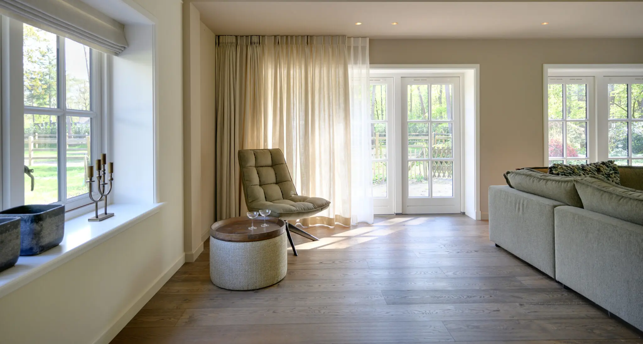 Sàn gỗ công nghiệp CASA Parquet lát kiểu ô vuông nghệ thuật, tạo không gian ấm cúng bên lò sưởi
