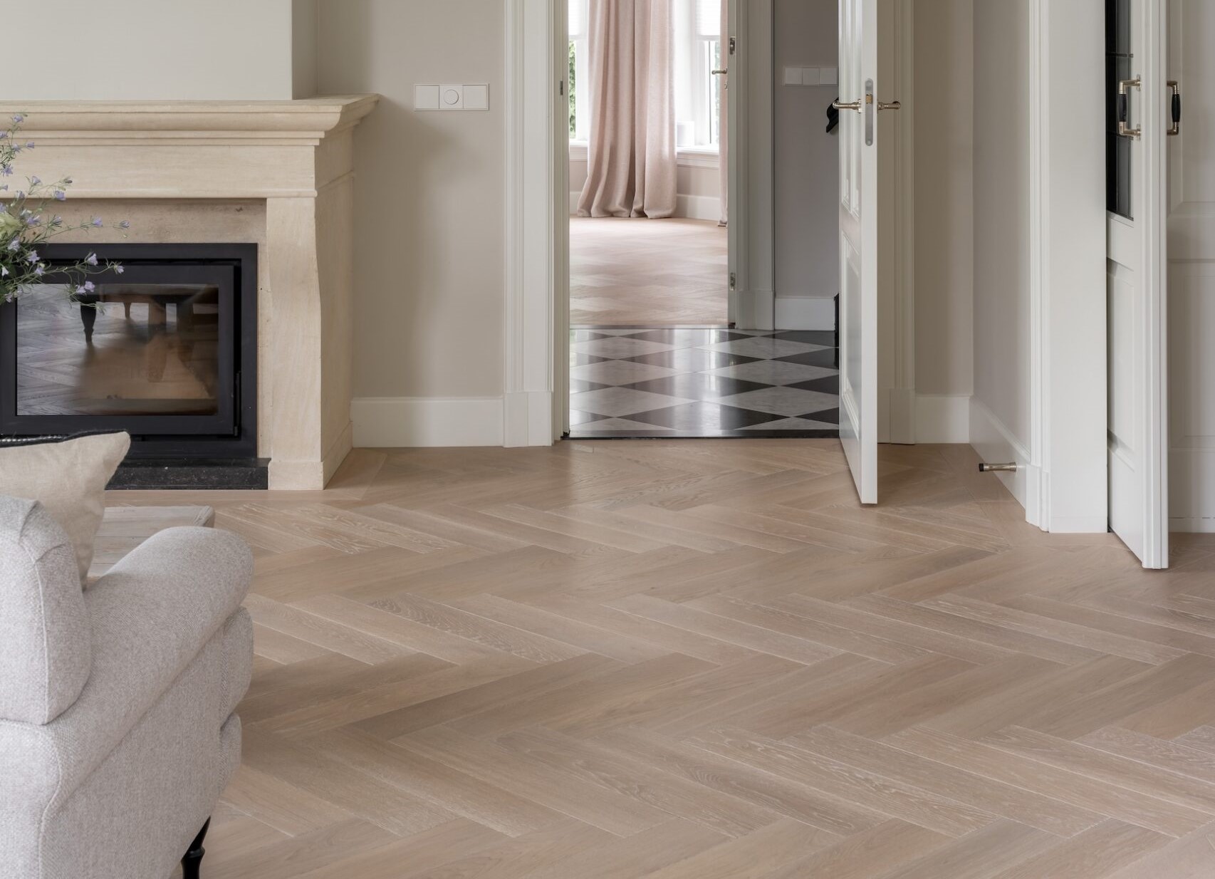 Không gian phòng khách Bắc Âu hiện đại dùng sàn gỗ công nghiệp CASA Parquet bản lớn, màu sắc nguyên bản, chống ẩm vượt trội