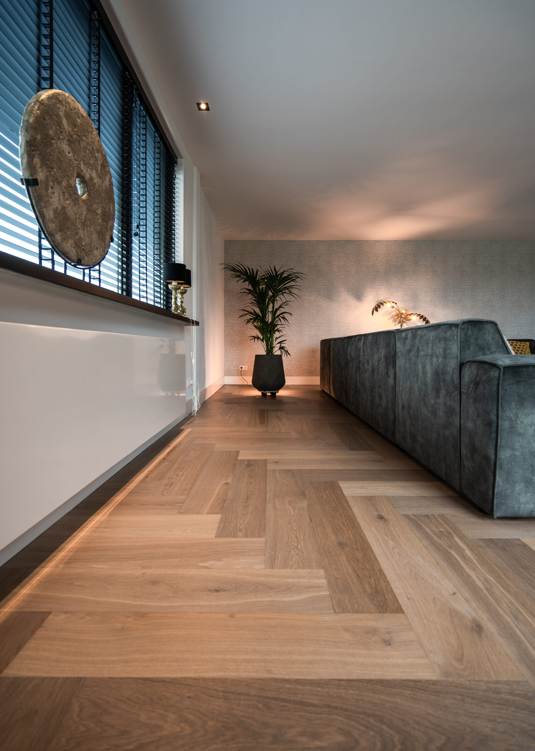 Sự tương tác của ánh sáng trên bề mặt sàn gỗ xương cá