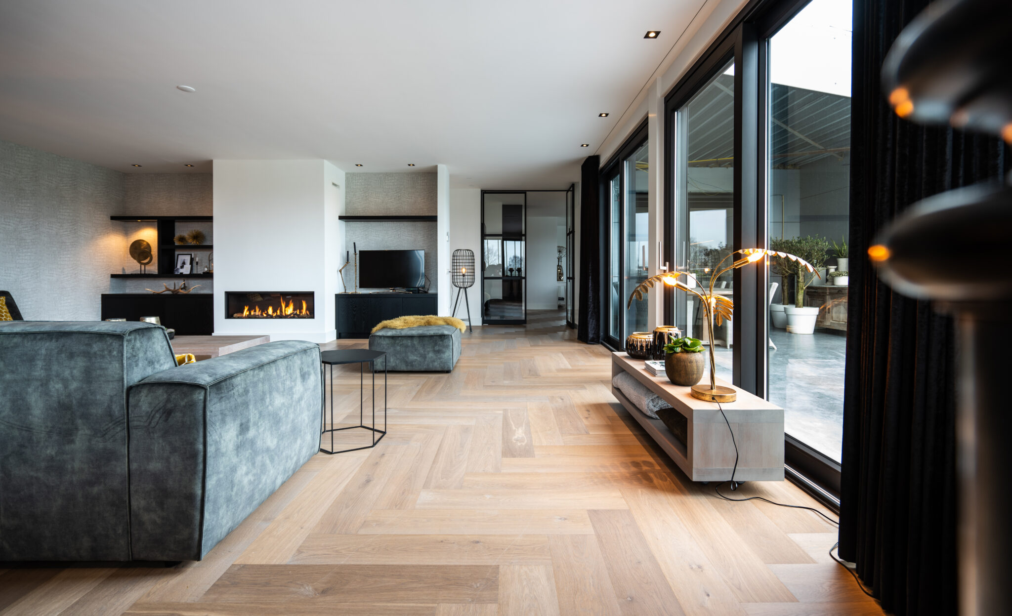 Cận cảnh vân gỗ tự nhiên trên cấu trúc lát Herringbone 90 độ