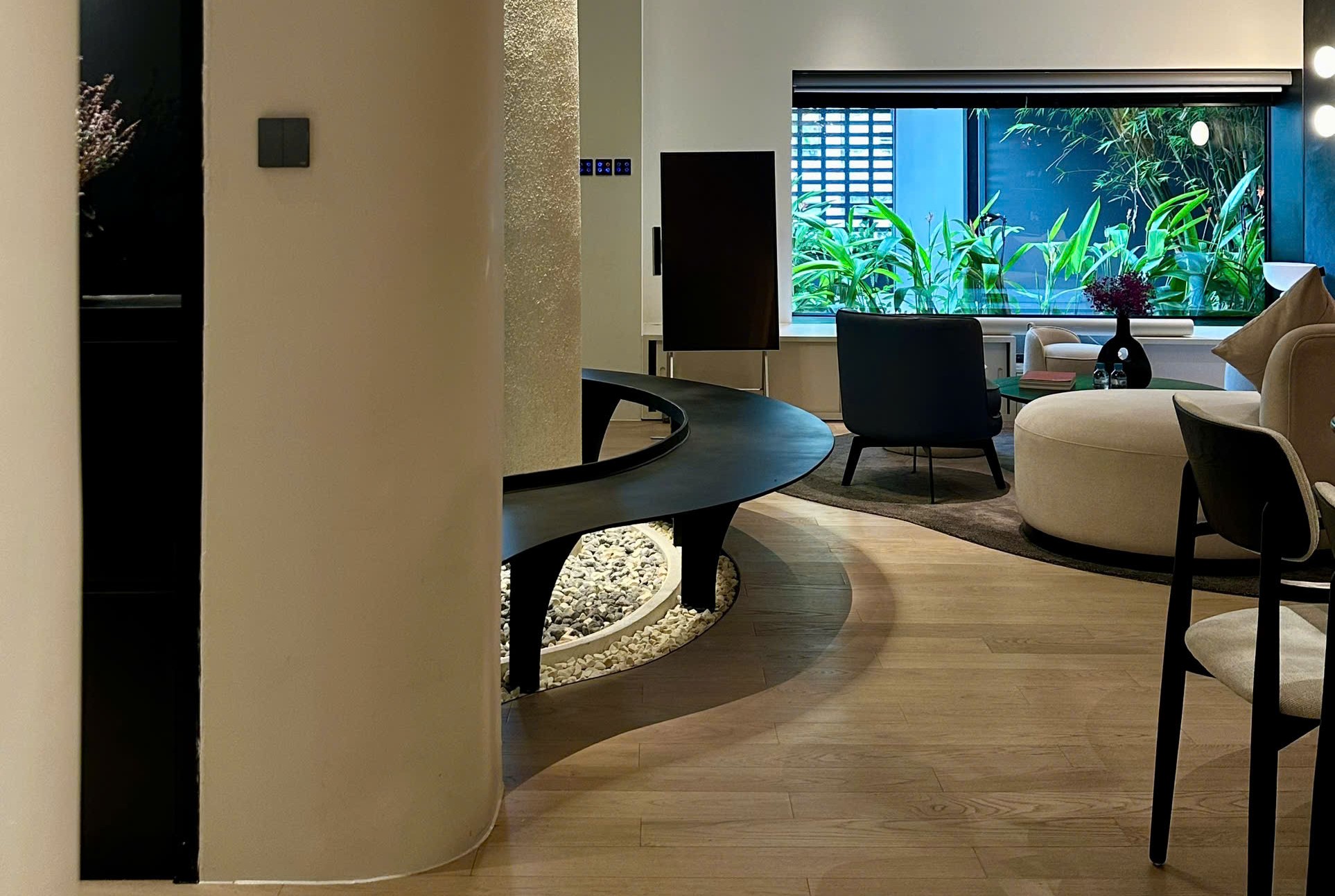Toàn cảnh showroom ADES sử dụng sàn gỗ CASA