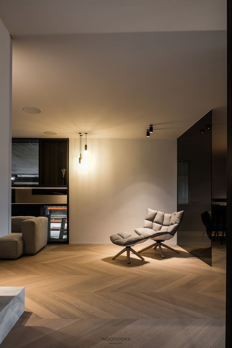 Hoàn thiện bề mặt sàn gỗ tự nhiên tại không gian sống