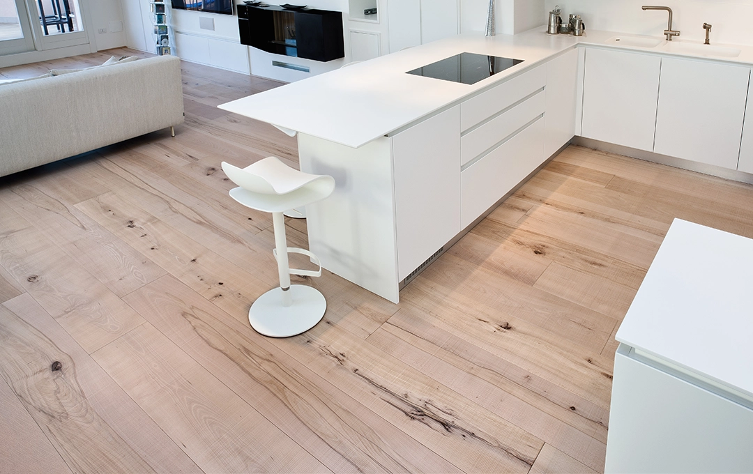 thi công sàn gỗ cao cấp dạng thẳng cho căn hộ áp mái sang trọng